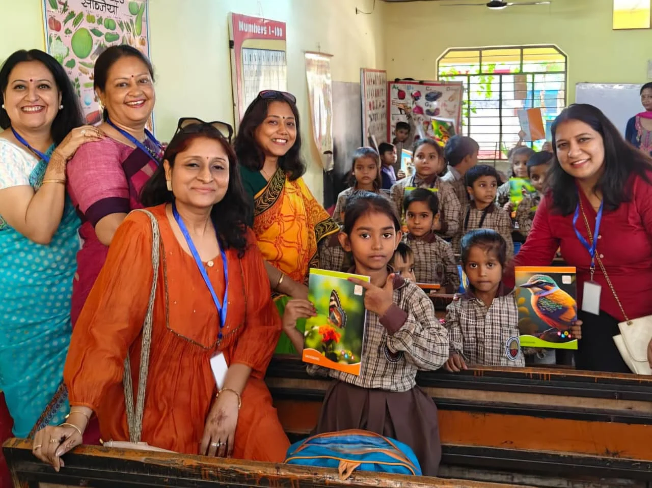 Saakshar Hum volunteers with children